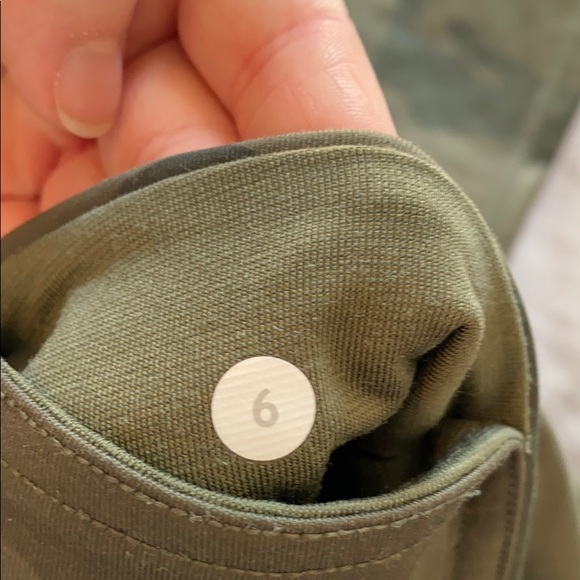Lululemon Green Camo Cropped Leggings - Picture 4 of 4